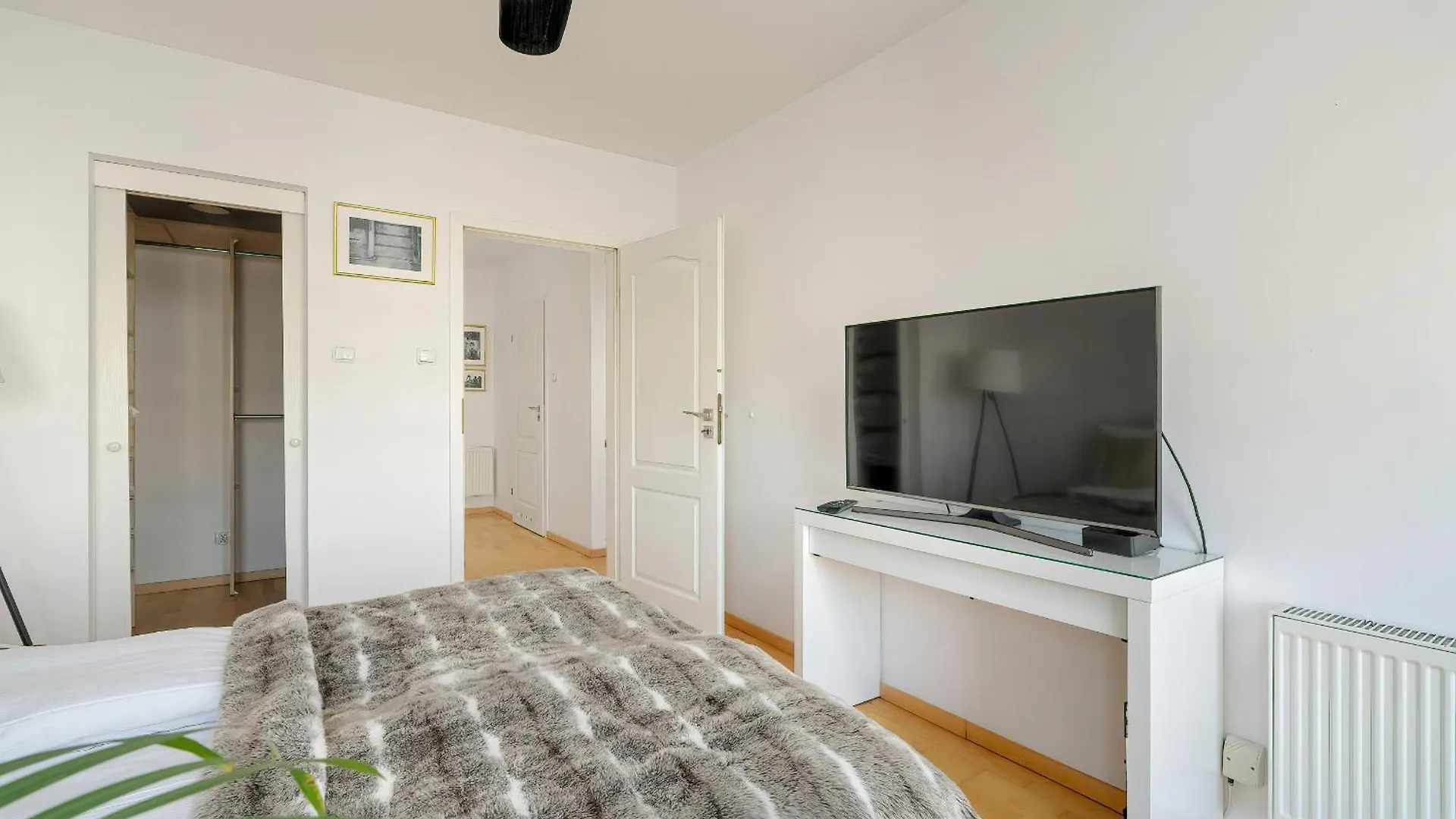 Spacious & Bright Apartment With Parking Poznan By Noclegi Renters