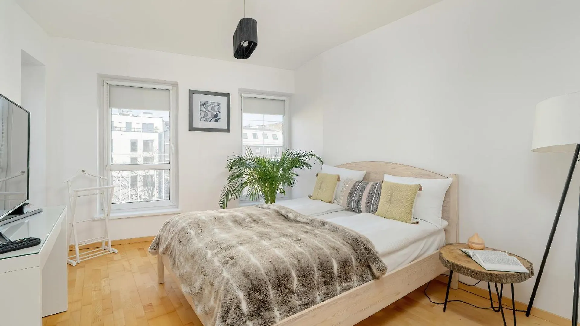 Spacious & Bright Apartment With Parking Poznan By Noclegi Renters