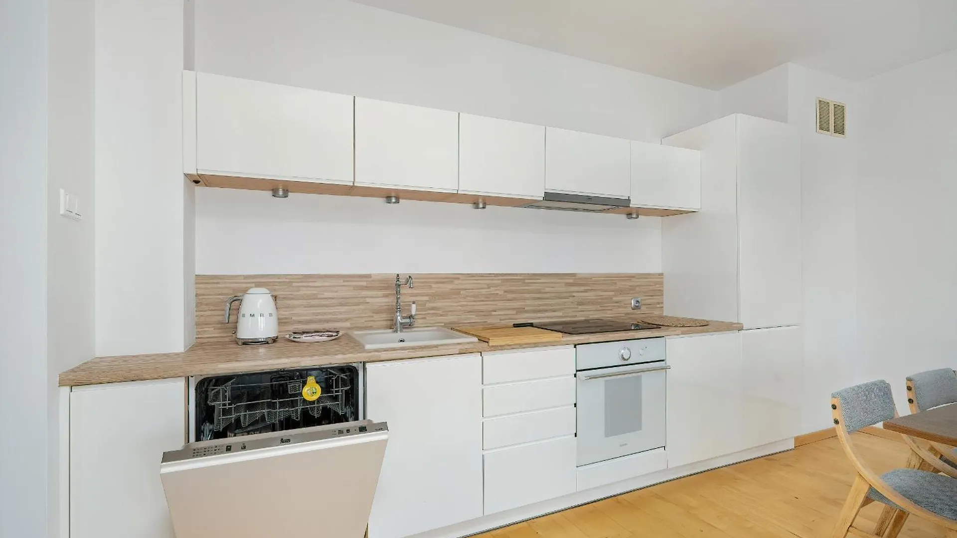 Spacious & Bright Apartment With Parking Poznan By Noclegi Renters Poland