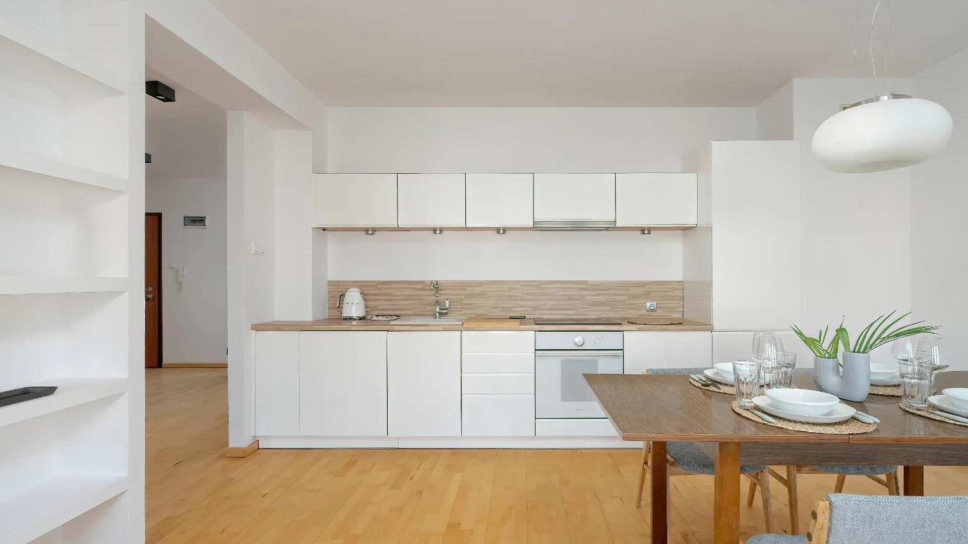 Spacious & Bright Apartment With Parking Poznan By Noclegi Renters