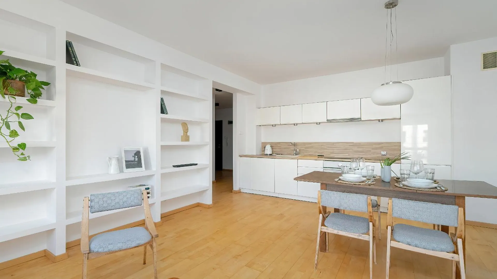 Spacious & Bright Apartment With Parking Poznan By Noclegi Renters 0*,